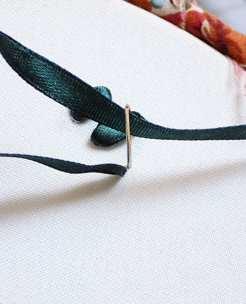 Mũi thêu Looped Stitch có điểm bắt đầu và kế thúc liền kề nhau