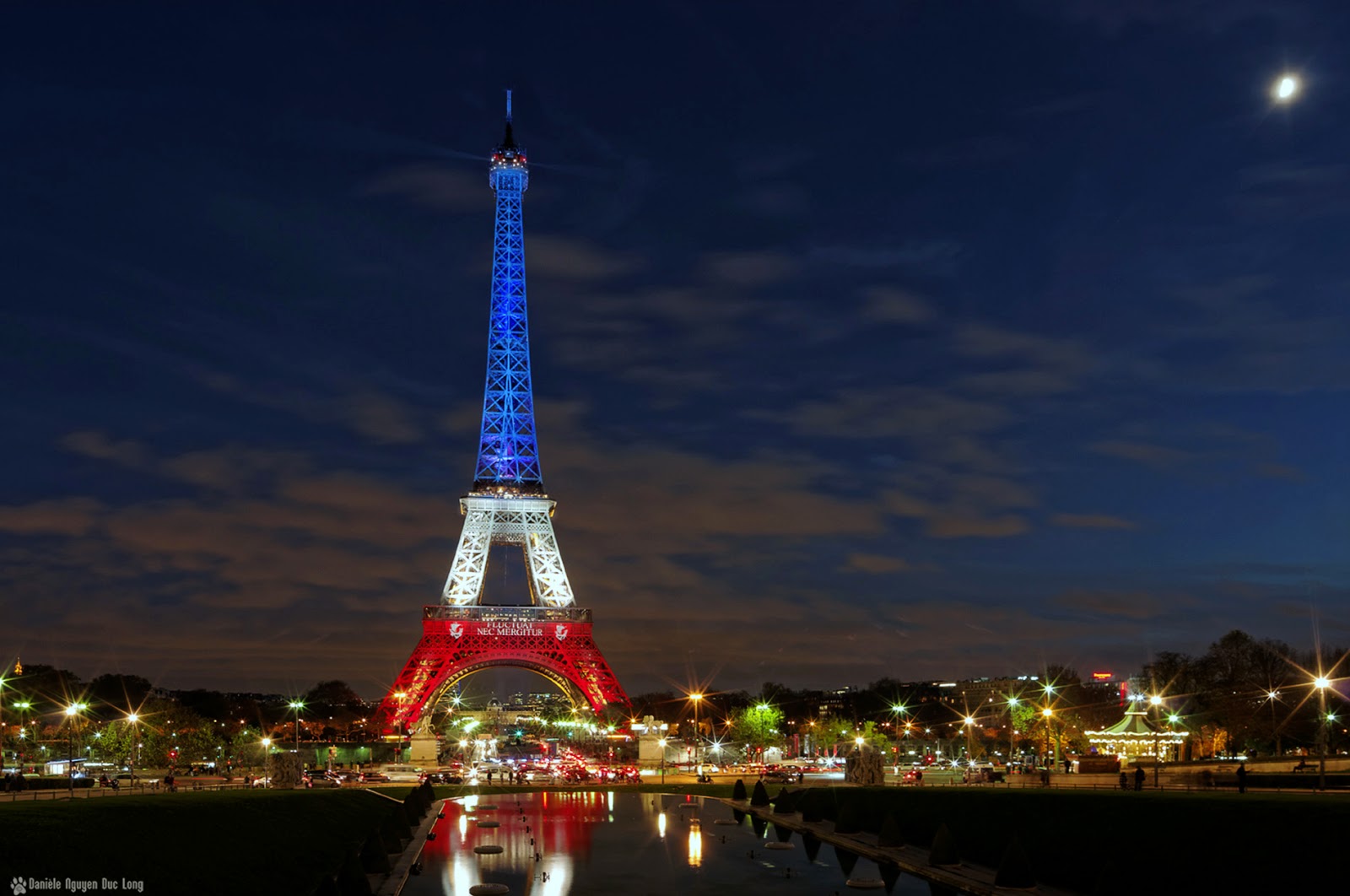 Погода в париже на 14 дней. Tour Eiffel Paris. Париж сейчас. Эйфелева башня в Париже ярко. Эйфелева башня в Париже сейчас.