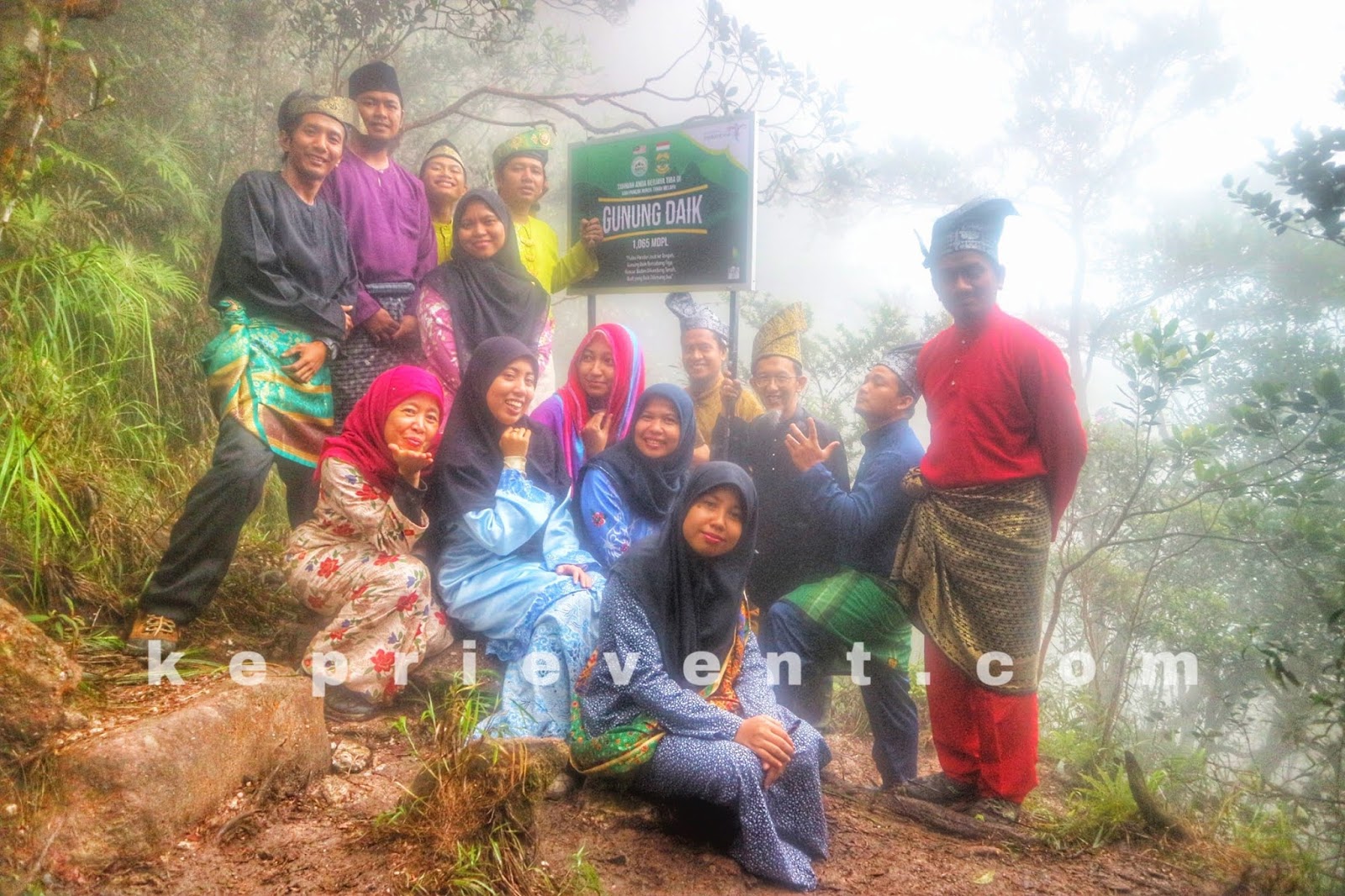 Festival Gunung Daik 2019 Puluhan Pendaki Asia Mengikrarkan Melayu Bersatu Di Gunung Daik All About Tourism