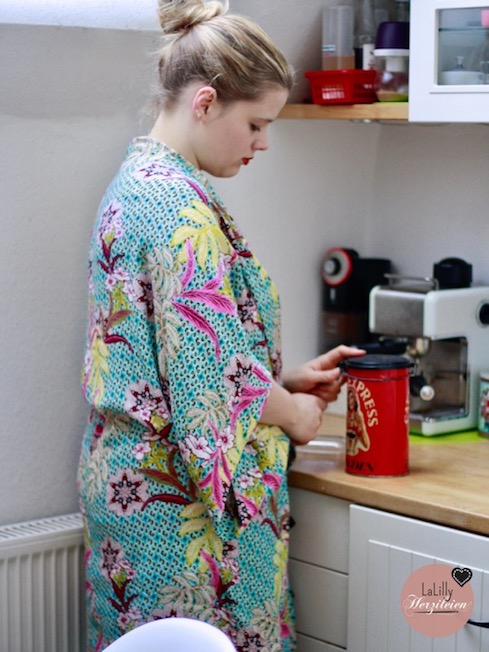 Seamwork Almada ist ein Schnitt mit dem man einfach einen Kimono-ähnlichen Morgenmantel selbernähen kann. Der Schnitt für Damen ist in einer weiten Eggshape-Kontur, halblang und mit einem raffinierten Gürtel geschlossen.