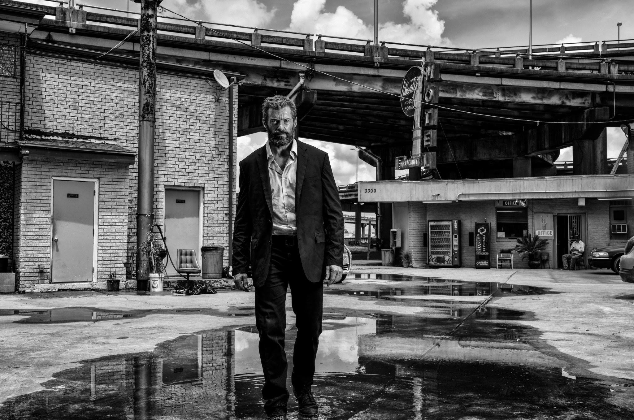 ｃｉａ こちら映画中央情報局です Logan ヒュー ジャックマン主演の X Men のスピンオフ ローガン が 運転手のジェームズ ハウレットとして働くウルヴァリンの現実を紹介した人生の悲哀の本編シーンをリリース