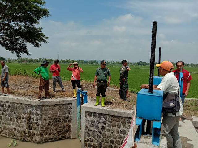Danramil Cawas Cek Dam Blabor Antisipasi Banjir dan Tanggul Jebol