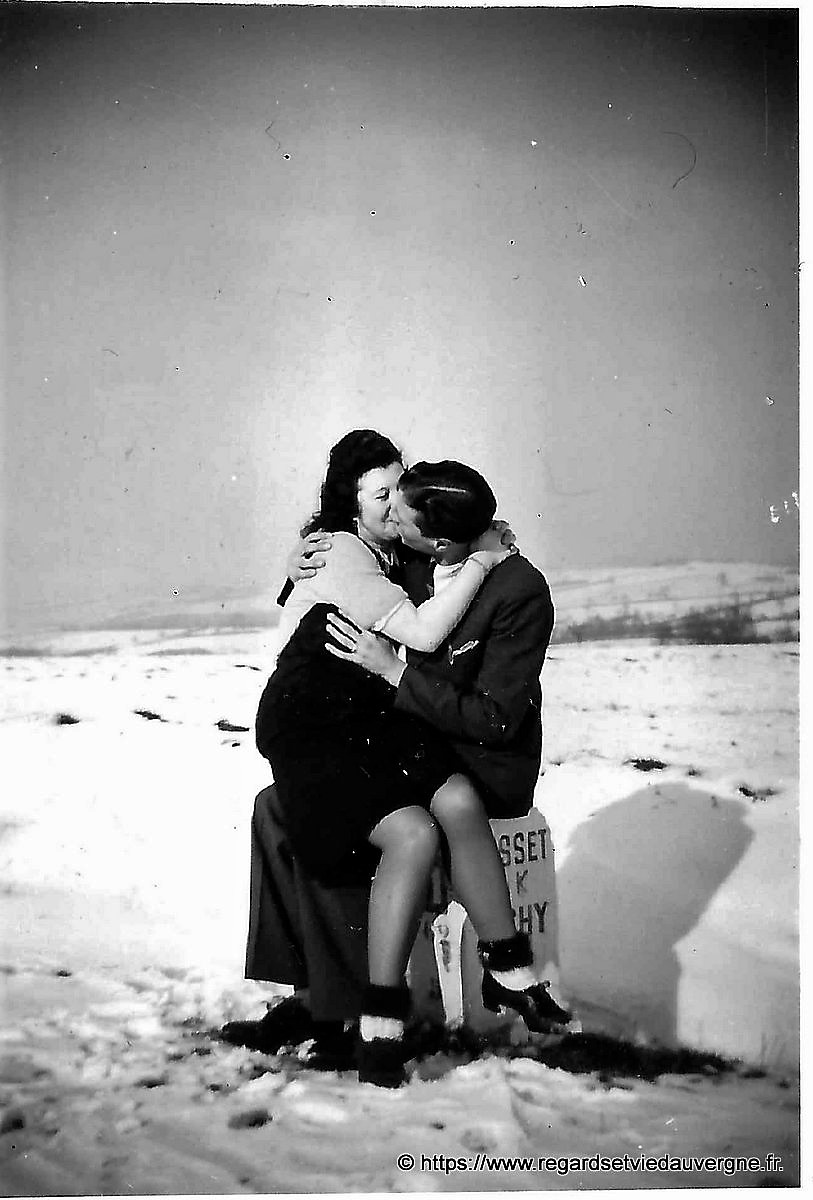 Photo ancienne en noir et blanc le baiser au bord de la route.Regards et Vie d'Auvergne Photo ancienne en noir et blanc le baiser au bord de la route.Regards et Vie d'Auvergne