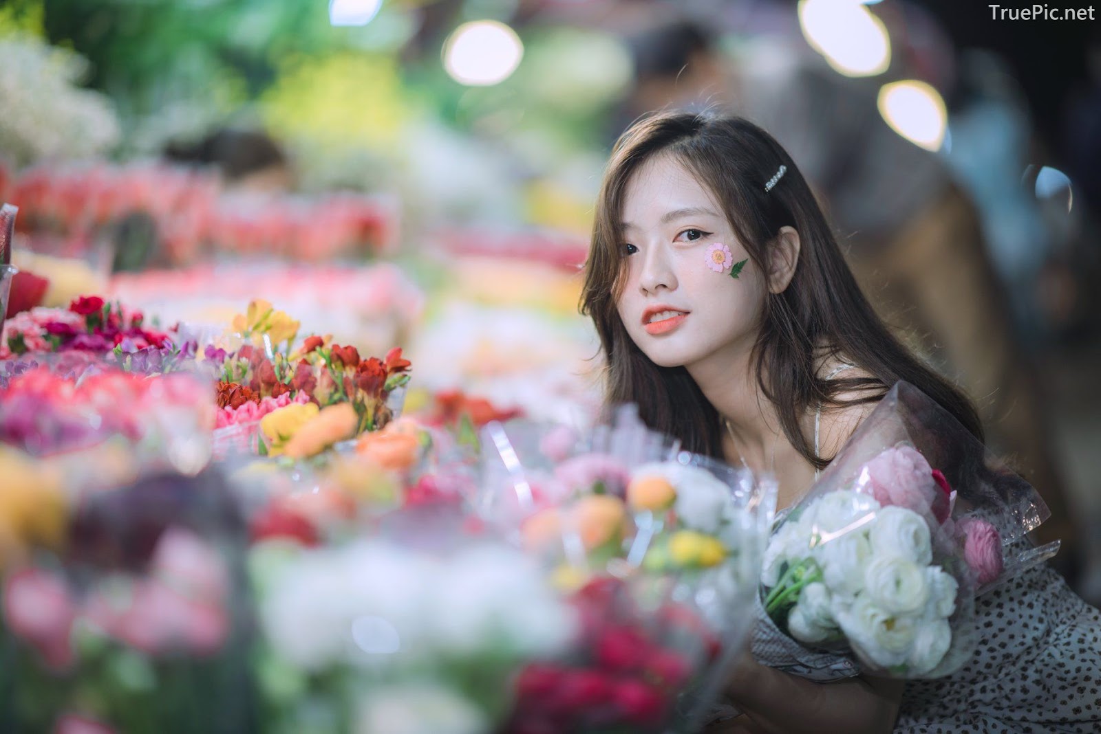 Vietnamese Hot Girl Linh Hoai - Strolling on the flower street - TruePic.net - Picture 5