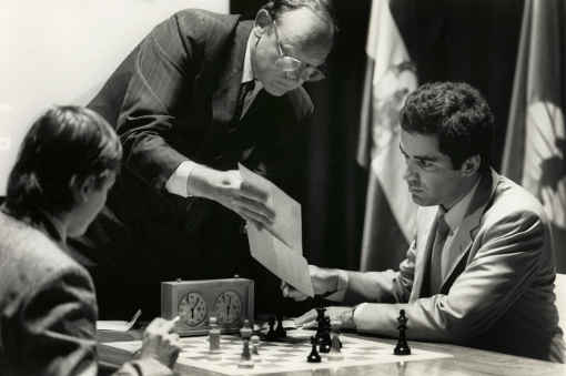 La rencontre du championnat du monde d'échecs entre Kasparov et Karpov à Séville en 1987 La rencontre du championnat du monde d'échecs entre Kasparov et Karpov à Séville en 1987