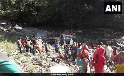 Jammu-Kashmir: 33 killed,17 injured bus falls Jammu-Kashmir: 33 killed,17 injured bus falls