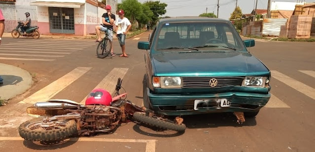 Roncador: Acidente de moto e carro na esquina da Rua Curitiba com a Mal. Deodoro