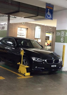 BMW-320-clamped-for-parking-violation