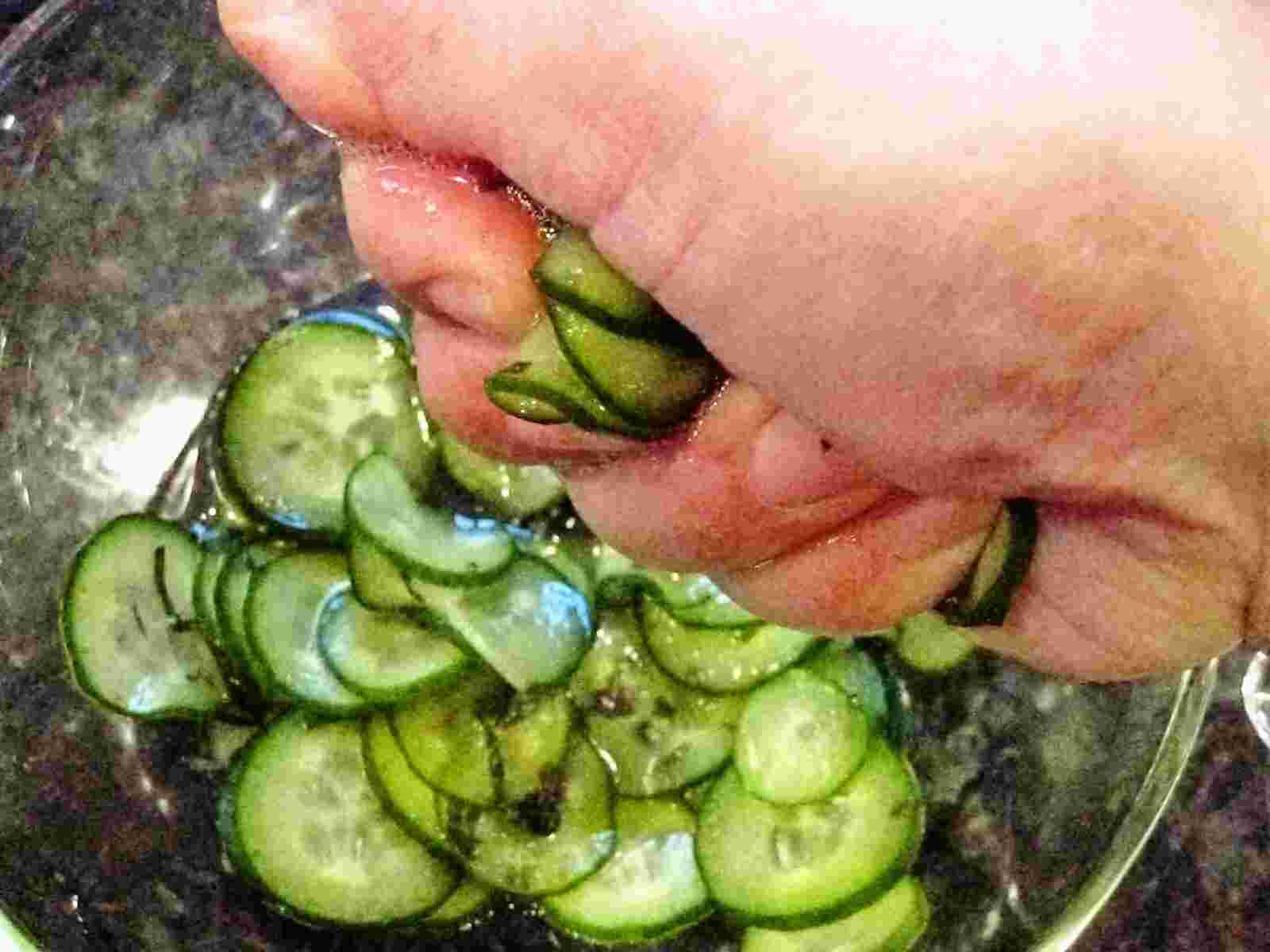 Recipes for Tom: Kyuri to hanaho no sunomono / Japanese cucumber and