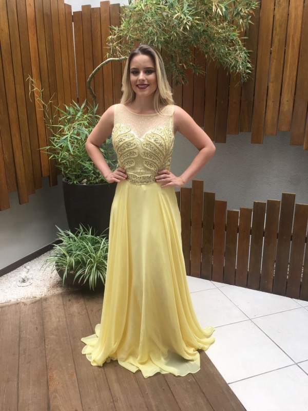 vestido amarelo com dourado