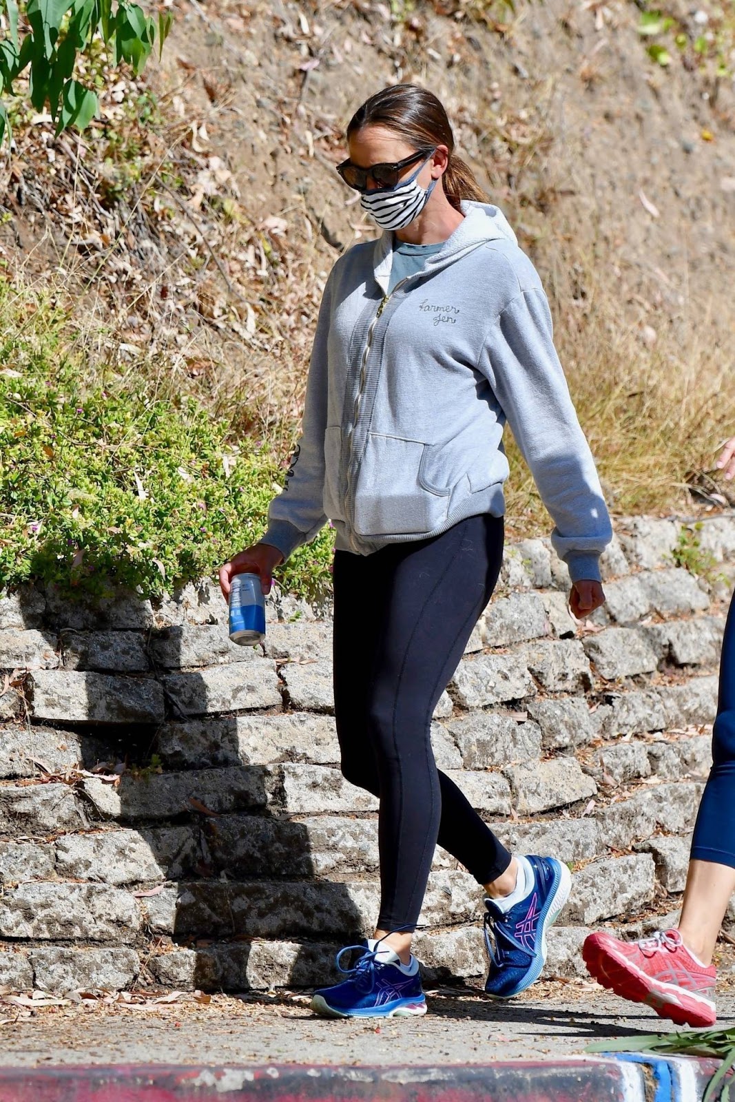 CelebPot: Jennifer Garner – Out for a hike in Los Angeles