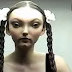 Riqueza mental: la chica extraterrestre tras el anuncio de Playstation. Año 1999.