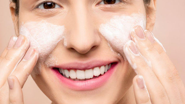 wanita membersihkan wajah dengan pembersih makeup nivea