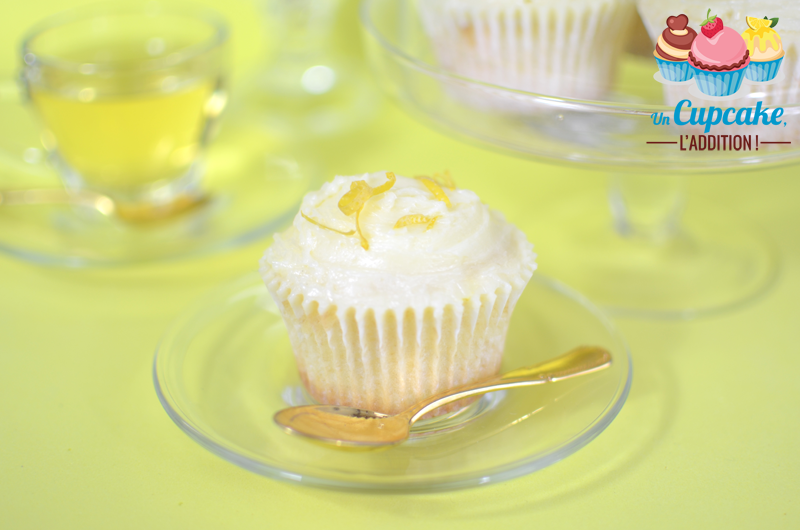 Cupcakes Citron & Fleur de Sureau : Un cupcake léger, frais et moelleux. Son parfum délicieusement citronné relevé des notes florales et délicates du sureau ne manquera pas de vous séduire. Royal !