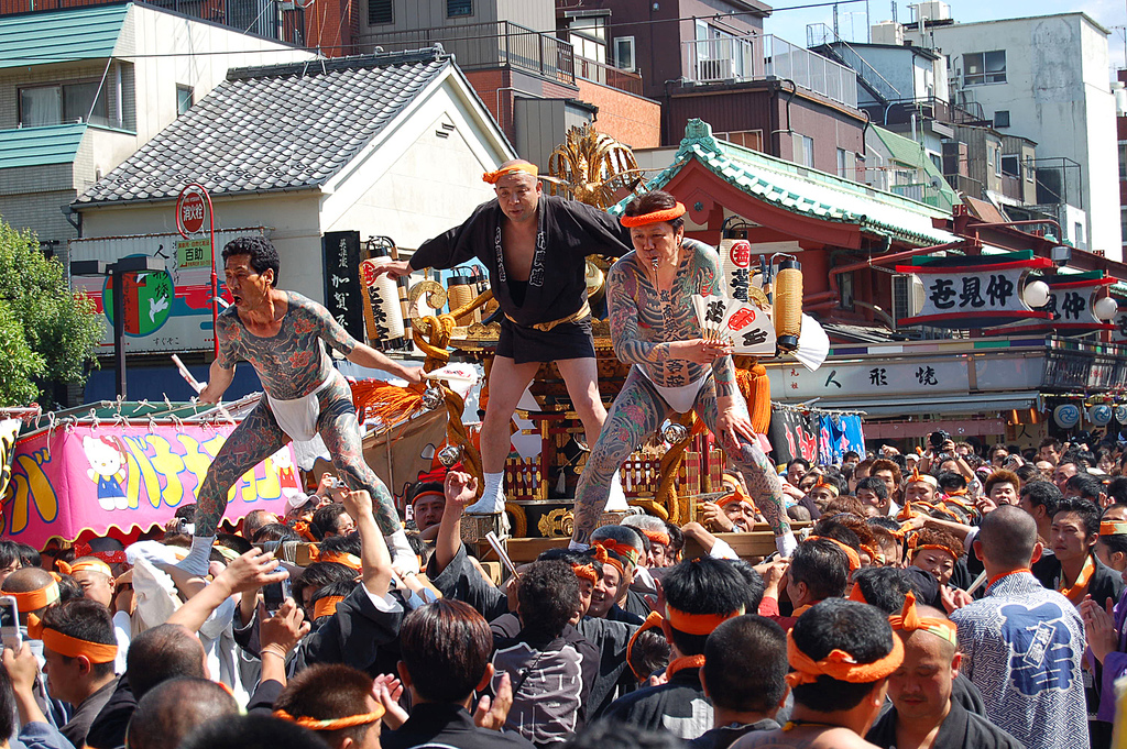 Якудза сейчас. Фестиваль Сандзя-Мацури якудза. Якудза в Японии. Парад якудзы в Японии. Юки Цумото якудза.