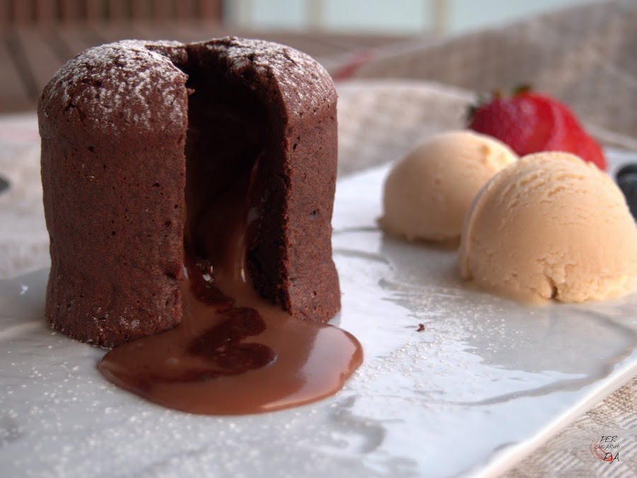 Coulant, postre de chocolate con un exterior de bizcocho y un núcleo interior líquido de gianduja de avellana.