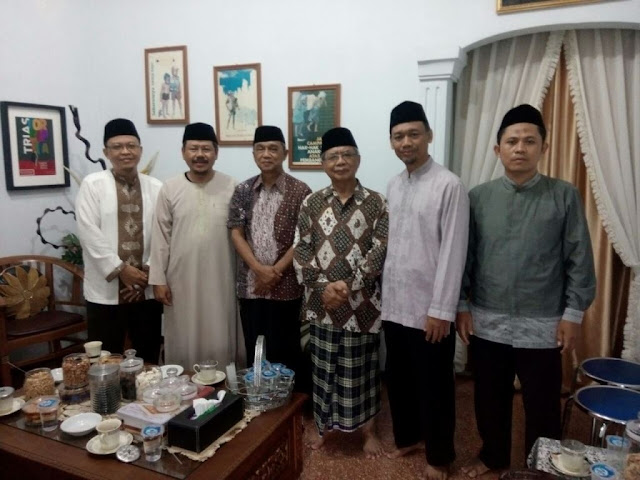 Kunjungan Silaturahmi HTI ke Berbagai Tokoh Umat di Yogyakarta Kunjungan Silaturahmi HTI ke Berbagai Tokoh Umat di Yogyakarta