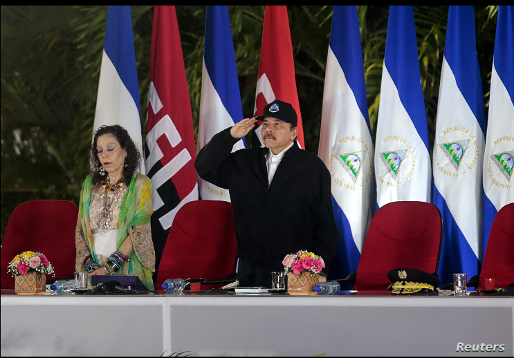 El presidente de Nicaragua, Daniel Ortega, saluda a soldados durante el juramento del comandante en jefe del Ejército nicaragüense, general Julio César, en la plaza de la Revolución en Managua, Nicaragua, 21 de febrero de 2020 / REUTERS 