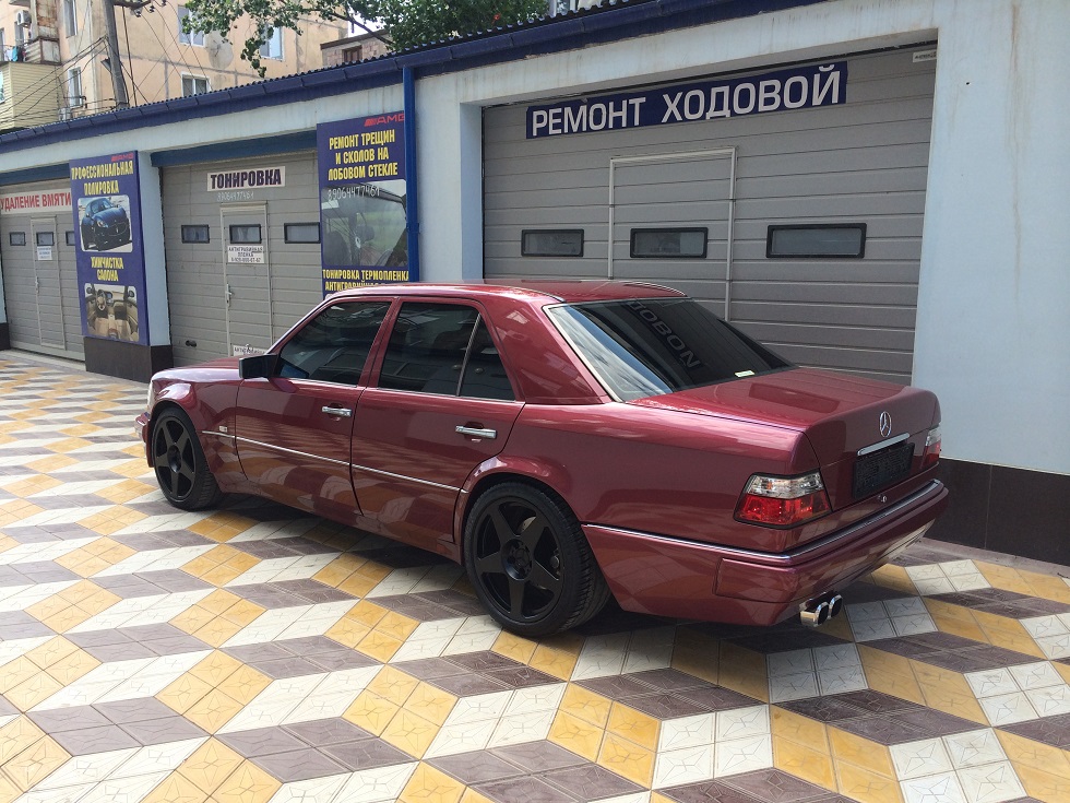 Mercedes Benz w124 красный