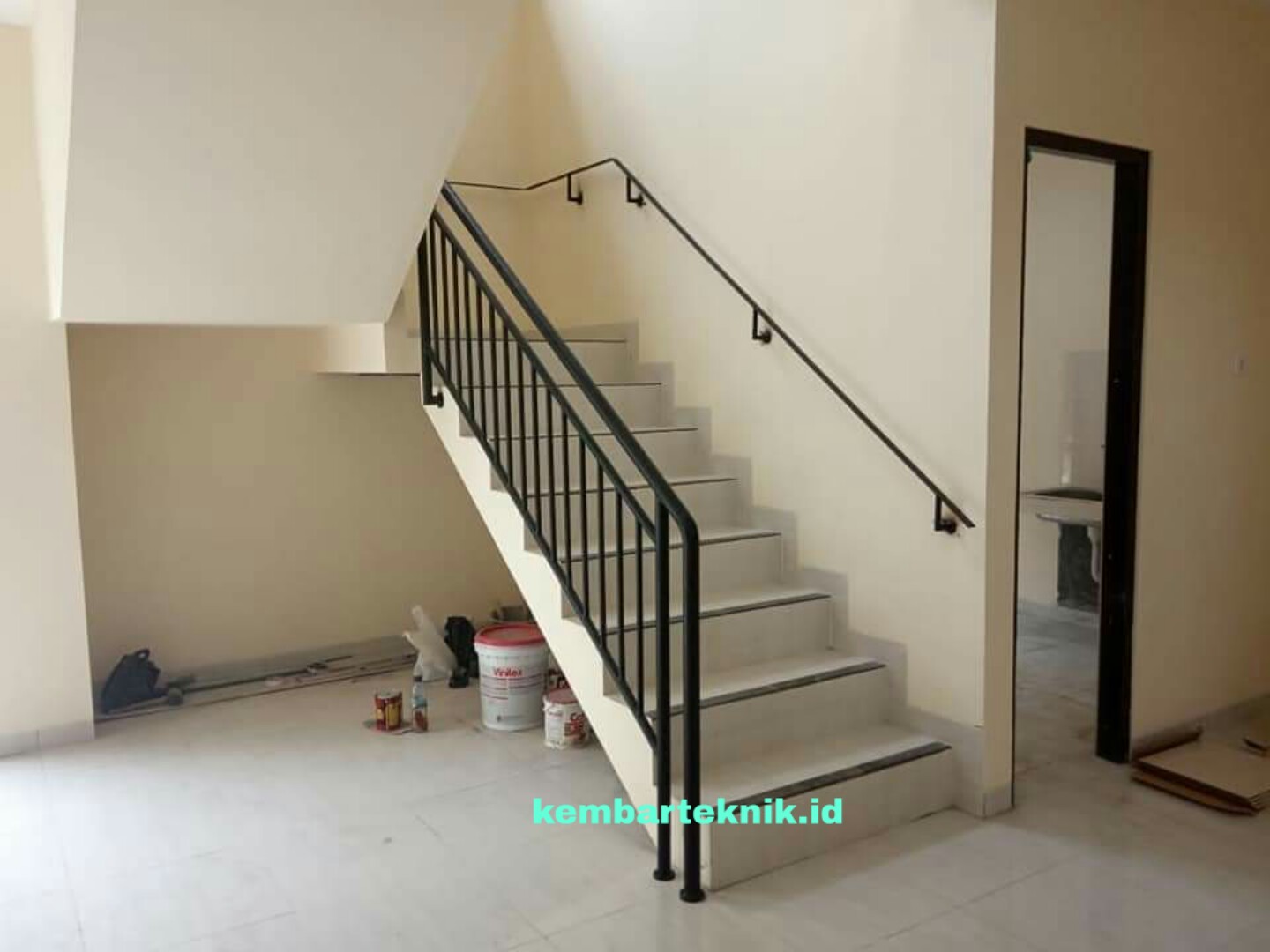 Model Railing atau Pagar Tangga Stainless Minimalis