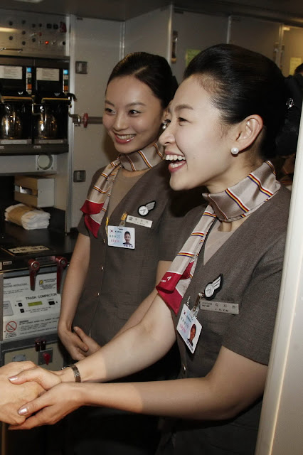 Joyful Moment With Asiana Flight Attendants ~ World Stewardess Crews
