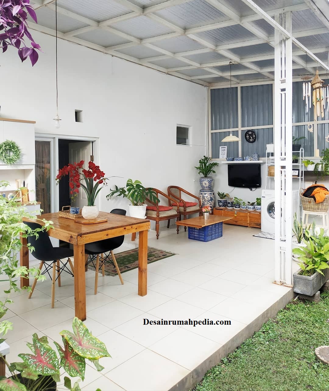 7 Desain Teras Belakang yang Asri dan Penuh dengan Tanaman yang