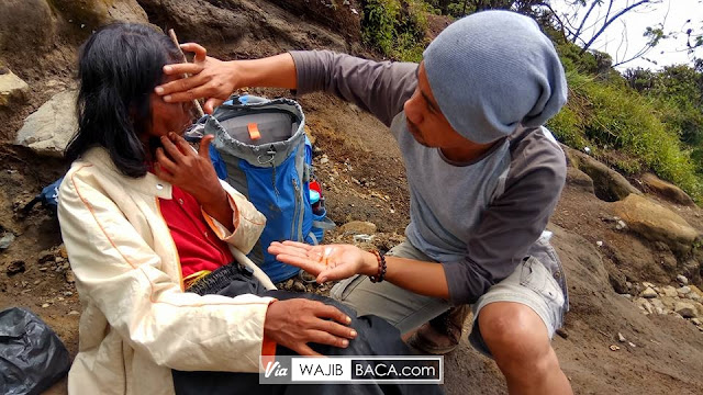 Ibu Ini Ditelantarkan Sendiri di Atas Gunung dengan Kaki Bengkak, dan Tak Pakai celana Selama Seminggu!