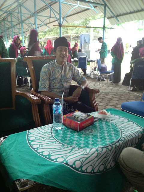 Penampilan Habib Haedar saat mengisi  di hari pertama OSI ke IV se-Jawa Tengah dan DIY di lapangan Voli IAIN Purwokerto