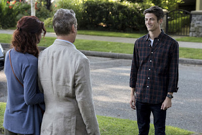 Michelle Harrison, John Wesley Shipp and Grant Gustin in The Flash Season 3