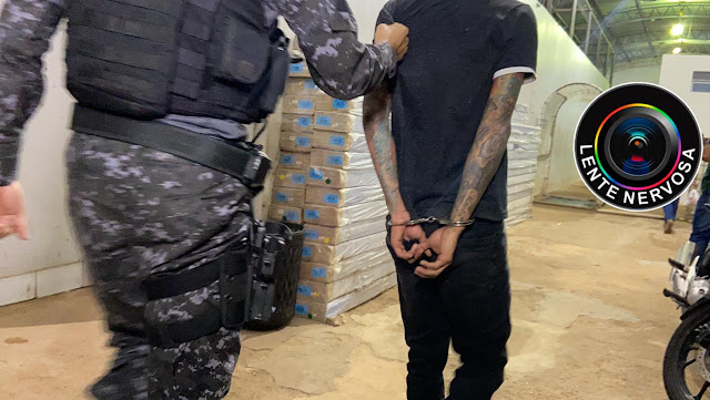 Motorista tenta atropelar policiais e é preso com droga avaliada em R$ 5 mil 6 Motorista tenta atropelar policiais e é preso com droga avaliada em R$ 5 mil