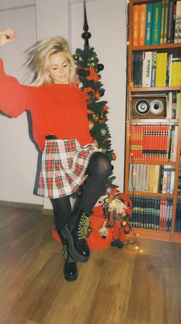 Alejandra Colomera con jersey rojo de manga abullonada, falda tartán blanco y medias negras