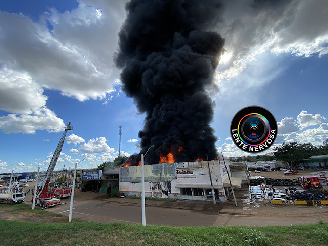 Revendedora de pneus é destruída por incêndio na capital - VEJA AS FOTOS 11 Revendedora de pneus é destruída por incêndio na capital - VEJA AS FOTOS