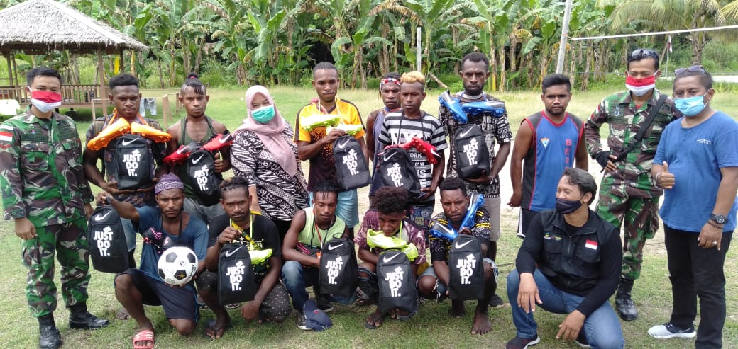 Satgas Yonif MR 413 Kostrad  Bagikan Sepatu Bola Kepada Pemuda Papua