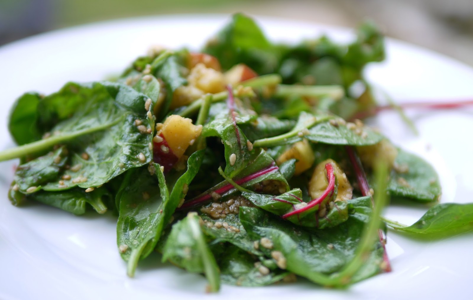 Experimente aus meiner Küche: Spinat-Nektarinen-Salat mit Sesam Dressing