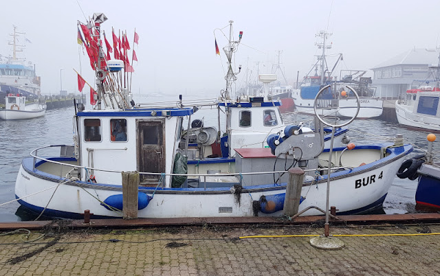 5 spannende Familien-Ausflüge auf Fehmarn im Winter. Maritimes Flair und Fischkutter: Der Ausflug zum Hafen von Burgstaaken lohnt sich.