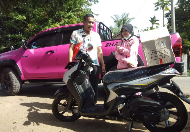 Datang Dari Medan, Youtuber Hadiahkan Sepeda Motor Untuk Anak Yatim di