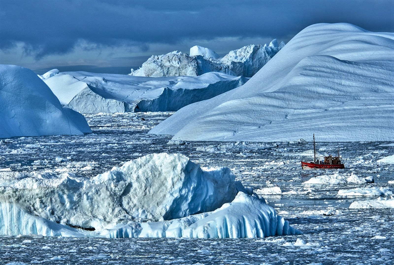 Северно ледовитый океан крупнейшее море. Ледниковый Фьорд Илулиссат. Фьорд Илулиссат Гренландия. Ледник Илулиссат.