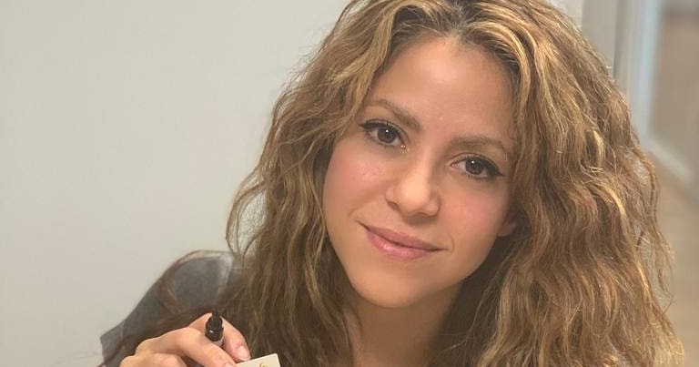 Foto: Shakira posando con su album 'El Dorado' - Junio 2019