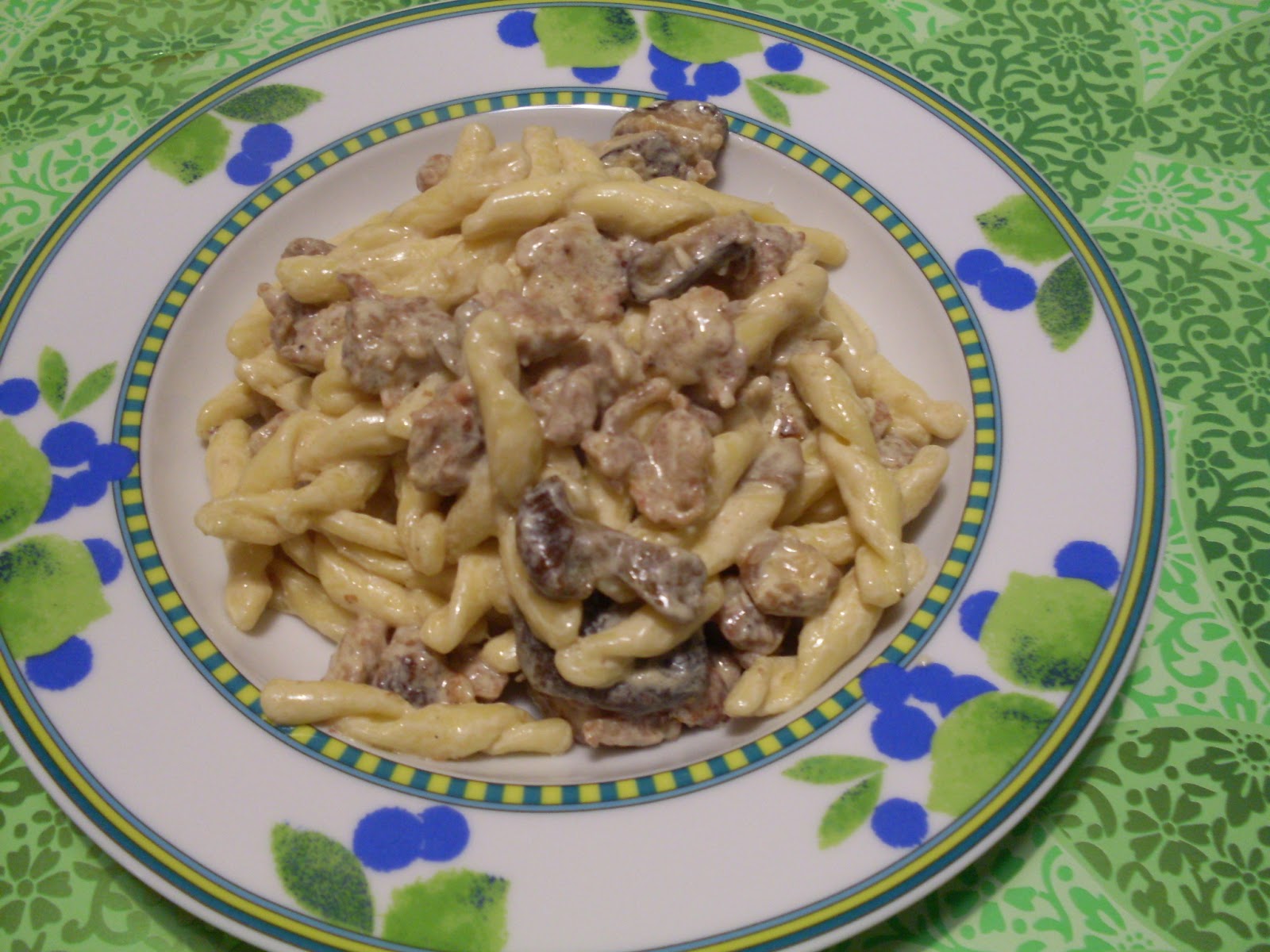 PLASTERS AND PIES Strozzapreti salsiccia e funghi