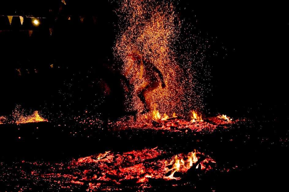 Poema TODOS NOSOTROS, de Isla Correyero; fotografía de Cristina García Rodero. Libro de RefereciaCarlos Morales, "Salmo”, Col. «Cuadernos del Mediterráneo», Ed. El Toro de Barro, Tarancón de Cuenca, 2005.