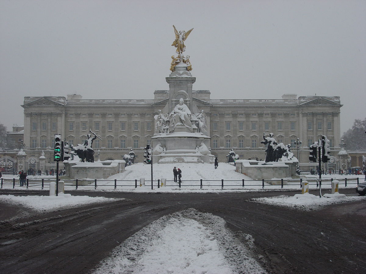 visit buckingham palace winter