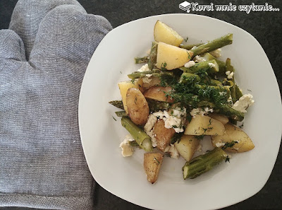 Szybki i lekki obiad na upały, czyli szparagi z ziemniakami i fetą