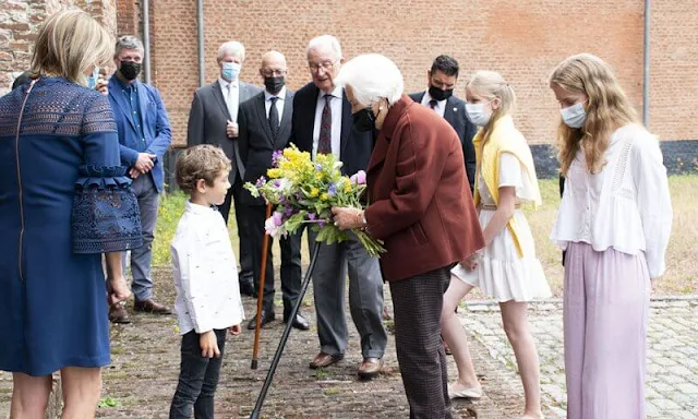 Queen Paola and Princess Eleonore visited the Museum of Contemporary Arts. Crown Princess Elisabeth wore new wide-leg trousers by Zara