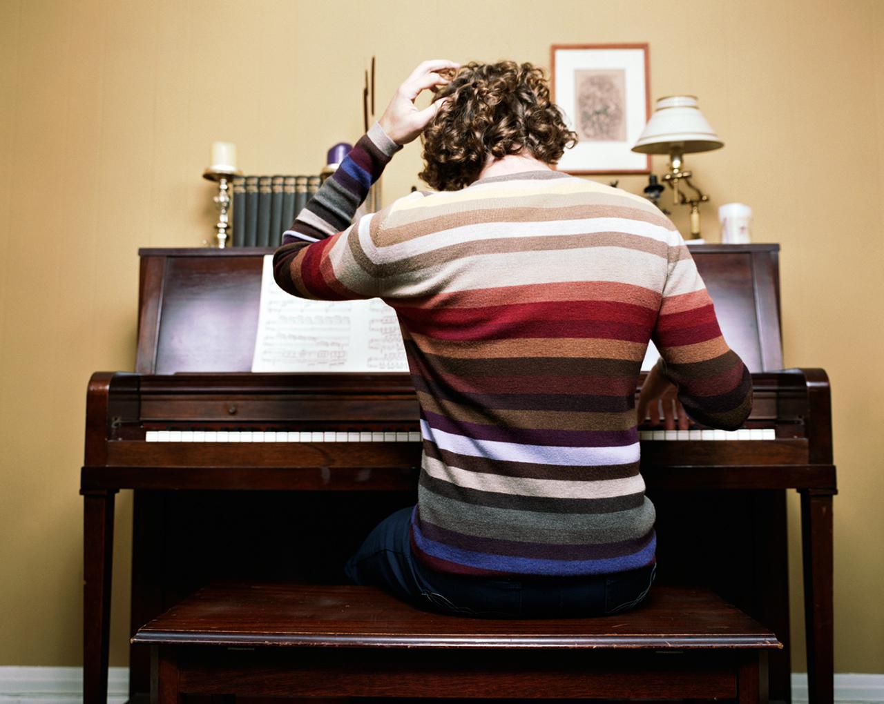 пианино коврик для музыкантов. руки пианиста на клавишах вид сверху. мужчина женщина рояль. Play the piano рисунок на белом фоне. My friend plays the piano.