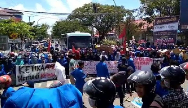 Aksi Mahasiswa Muhammadiyah Sinjai Diwarnai Saling Lempar Di Kantor DPRD