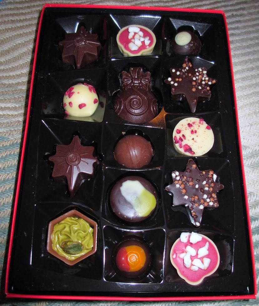 FOODSTUFF FINDS: Classic Christmas Selection - H Box (@HotelChocolat ...