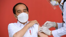 Presiden Jokowi Divaksin, Tangan Dokter Kok Gemetaran Presiden Jokowi Divaksin, Tangan Dokter Kok Gemetaran