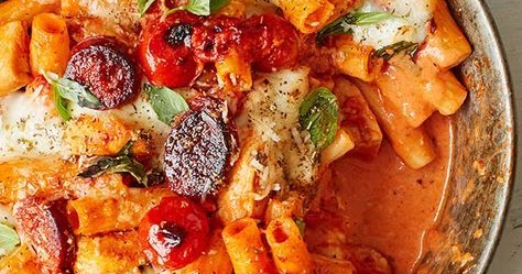 Creamy chicken, tomato and chorizo pasta bake - Recipe Easy