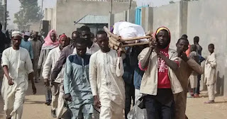 Masu Zanga-Zanga Sun Tafi Da Gawarwaki Zuwa Fadar Sarkin Zurmi a Zamfara Masu Zanga-Zanga Sun Tafi Da Gawarwaki Zuwa Fadar Sarkin Zurmi a Zamfara