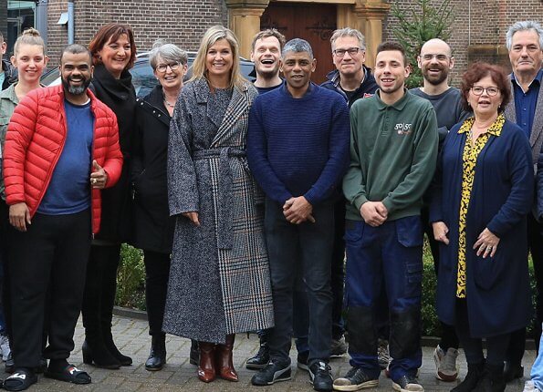 CASA REAL HOLANDESA - Página 95 Queen-Maxima-in-Oscar-de-la-Renta-coat-10